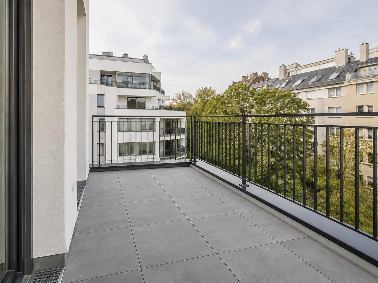 Sanierter Balkon mit Feinsteinzeug und Geländer